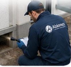 Technicien Abionex réalisant un diagnostic sur site