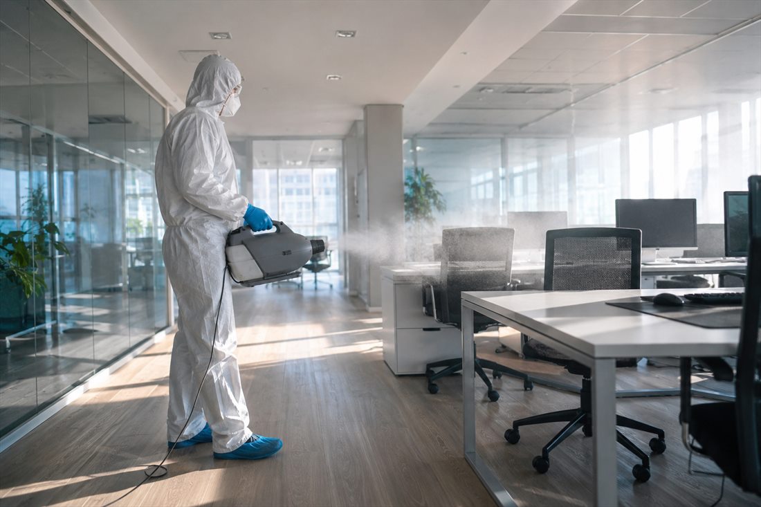 Désinfection par nébulisation dans des bureaux